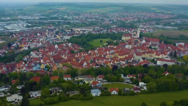 Vue Aérienne Des Bâtiments Avec Des Arbres Verts Des Routes — Video