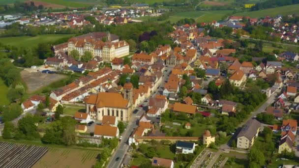 Luchtfoto Van Gebouwen Met Groene Bomen Wegen — Stockvideo