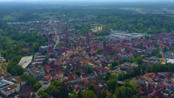 Luchtfoto Van Gebouwen Met Groene Bomen Wegen — Stockvideo