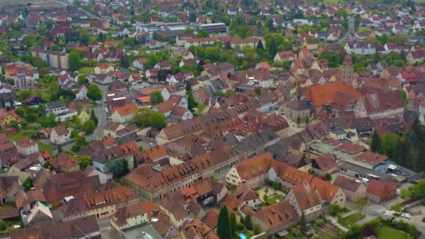 Vue Aérienne Des Bâtiments Avec Des Arbres Verts Des Routes — Video