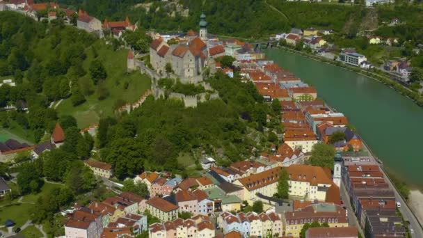 Vista Aérea Edifícios Com Árvores Verdes Estradas — Vídeo de Stock