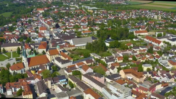 Letecký Pohled Budovy Zelenými Stromy Silnicemi — Stock video