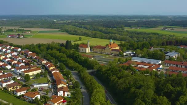 Vista Aérea Edifícios Com Árvores Verdes Estradas — Vídeo de Stock