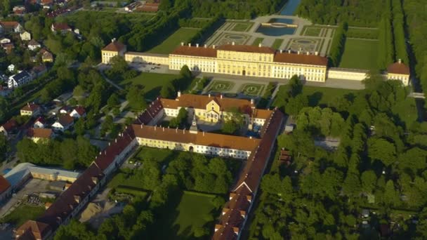 Vue Aérienne Des Bâtiments Avec Des Arbres Verts Des Routes — Video