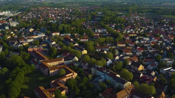 Luftaufnahme Von Gebäuden Mit Grünen Bäumen Und Straßen — Stockvideo