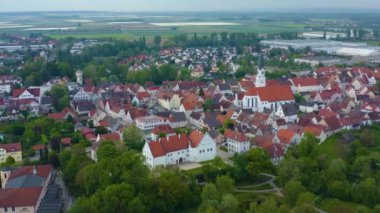 Yeşil ağaçlı ve yollu binaların havadan görünüşü