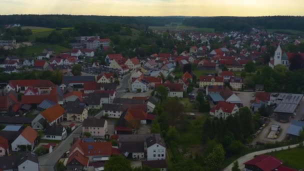 Vue Aérienne Des Bâtiments Avec Des Arbres Verts Des Routes — Video