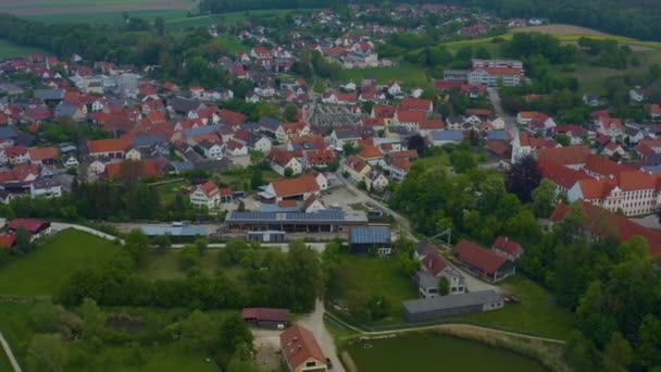 Luchtfoto Van Gebouwen Met Groene Bomen Wegen — Stockvideo