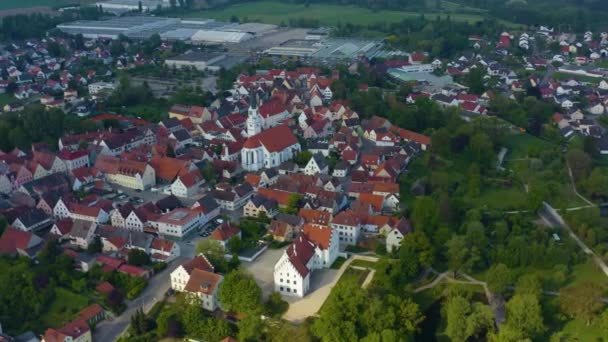 Luchtfoto Van Gebouwen Met Groene Bomen Wegen — Stockvideo