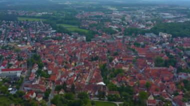 Yeşil ağaçlı ve yollu binaların havadan görünüşü