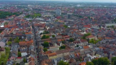 Yeşil ağaçlı ve yollu binaların havadan görünüşü