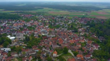 Yeşil ağaçlı ve yollu binaların havadan görünüşü