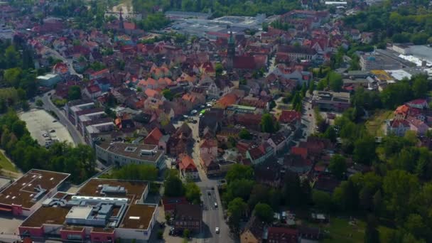 Vista Aérea Edifícios Com Árvores Verdes Estradas — Vídeo de Stock