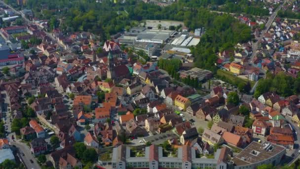 Vista Aérea Edifícios Com Árvores Verdes Estradas — Vídeo de Stock