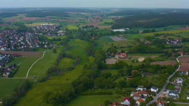 Yeşil Ağaçlı Yollu Binaların Havadan Görünüşü — Stok video