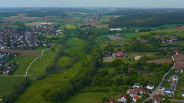 Vue Aérienne Des Bâtiments Avec Des Arbres Verts Des Routes — Video