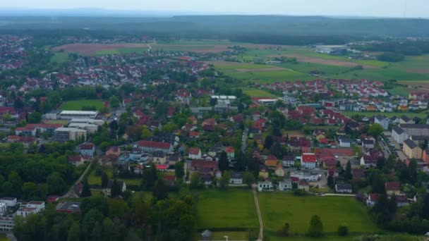 Vue Aérienne Des Bâtiments Avec Des Arbres Verts Des Routes — Video