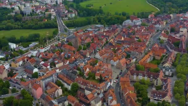 緑の木々や道路のある建物の空中ビュー — ストック動画