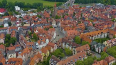 Yeşil ağaçlı ve yollu binaların havadan görünüşü