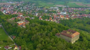 Almanya 'daki Schillingsfuerst şehrinin hava görüntüsü, güneşli bir bahar günü, Coronavirus' un kilitlenmesi sırasında Bavyera.
