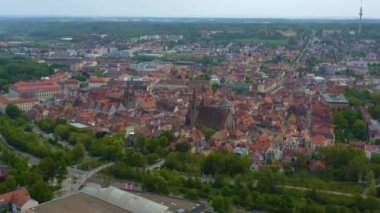 Yeşil ağaçlı ve yollu binaların havadan görünüşü