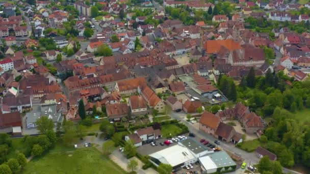 Luchtfoto Van Gebouwen Met Groene Bomen Wegen — Stockvideo