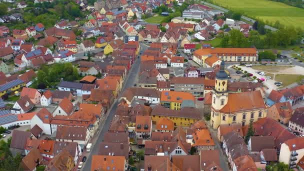 Luchtfoto Van Gebouwen Met Groene Bomen Wegen — Stockvideo