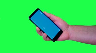 Yeşil ekran üzerinde mavi ekran cep telefonu