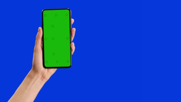 Telefone Celular Tela Verde Sobre Tela Azul — Vídeo de Stock