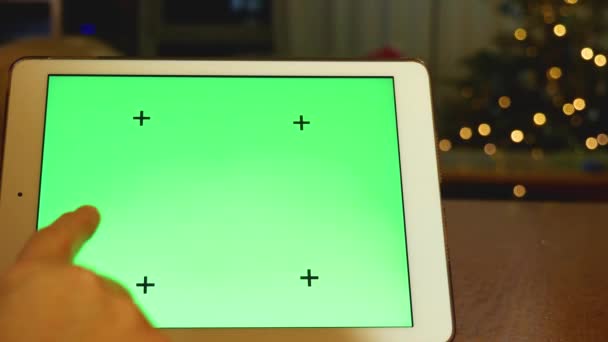 Tablet Zöld Képernyővel Egy Lehúzható Női Kéz Jobb Oldalon Egy — Stock videók