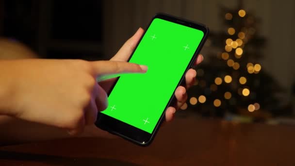 Smartphone Com Tela Verde Pressione Meio Deslize Mão Feminina Para — Vídeo de Stock