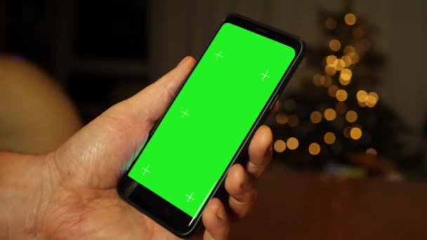 Smartphone Met Groen Scherm Druk Het Midden Veeg Van Mannelijke — Stockvideo