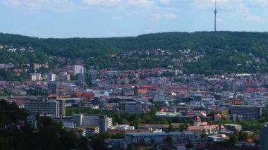 Stuttgart, Almanya 'da güneşli bir baharda manzaralı bir şehir.