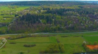 Paskalya pazarında, güneşli bir günde ağaçların açtığı ve otobanda arabaların ve kamyonların olduğu Kara Orman 'ın hava manzarası..