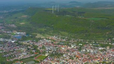 İlkbaharda Geislingen şehrinin koronavirüs kilitlenmesi sırasındaki hava görüntüsü..