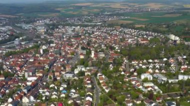 Almanya 'da Bretten şehrinin hava görüntüsü. Baharın güneşli bir gününde Coronavirus Kilitlemesi sırasında.