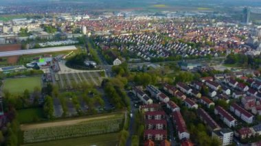 Coronavirus tecridi sırasında güneşli bir bahar gününde Almanya 'daki Fellbach kentinin hava görüntüsü.