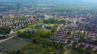 Coronavirus tecridi sırasında güneşli bir bahar gününde Almanya 'daki Fellbach kentinin hava görüntüsü.