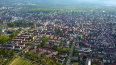 Coronavirus tecridi sırasında güneşli bir bahar gününde Almanya 'daki Fellbach kentinin hava görüntüsü.