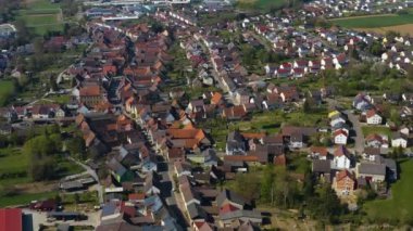 Koronavirüs tecridi sırasında güneşli bir bahar gününde Almanya 'daki Zaisenhausen köyünün hava görüntüsü.