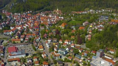 Şehrin ve manastırın havadan görünüşü. Blaubeuern ilkbaharda güneşli bir günde. Koronavirüs kilitlenmesi sırasında..