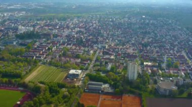 Coronavirus tecridi sırasında güneşli bir bahar gününde Almanya 'daki Fellbach kentinin hava görüntüsü.