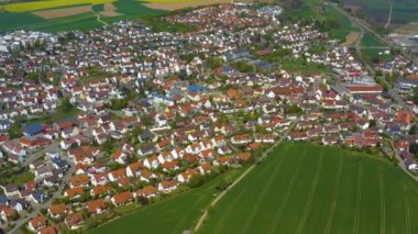Şehrin ve manastırın havadan görünüşü. Erbach an der Donau, ilkbaharda güneşli bir günde. Koronavirüs kilitlenmesi sırasında..