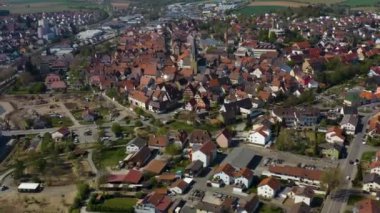 Koronavirüs tecridi sırasında güneşli bir bahar gününde Almanya 'daki Eppingen kentinin hava görüntüsü.
