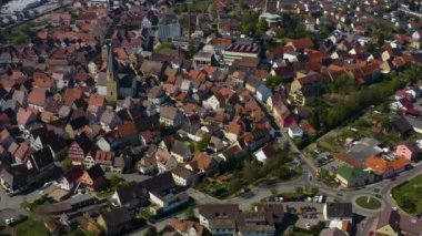Koronavirüs tecridi sırasında güneşli bir bahar gününde Almanya 'daki Eppingen kentinin hava görüntüsü.