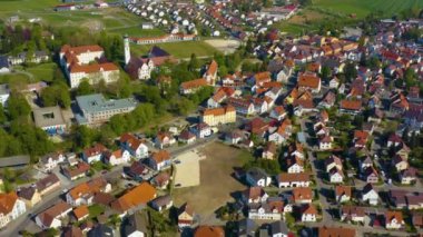 Şehrin ve manastırın havadan görünüşü Coronavirus tecridi sırasında güneşli bir bahar gününde Bad Schussenried.