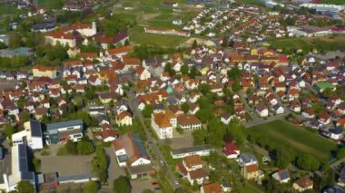 Şehrin ve manastırın havadan görünüşü Coronavirus tecridi sırasında güneşli bir bahar gününde Bad Schussenried.