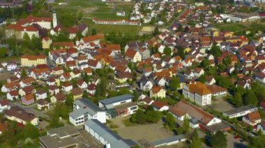 Şehrin ve manastırın havadan görünüşü Coronavirus tecridi sırasında güneşli bir bahar gününde Bad Schussenried.