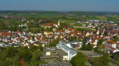 Şehrin ve manastırın havadan görünüşü Coronavirus tecridi sırasında güneşli bir bahar gününde Bad Schussenried.