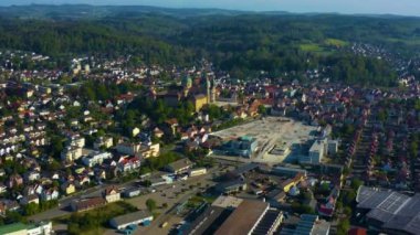 Şehrin ve manastırın havadan görünüşü. Weingarten ilkbaharda güneşli bir günde. Koronavirüs kilitlenmesi sırasında..